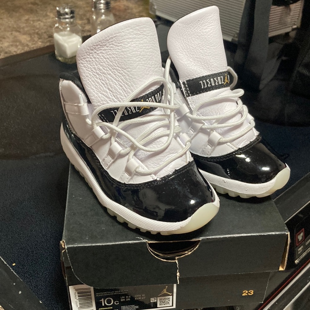 Kids Sz 10C JORDON 11 RETRO (TD)
